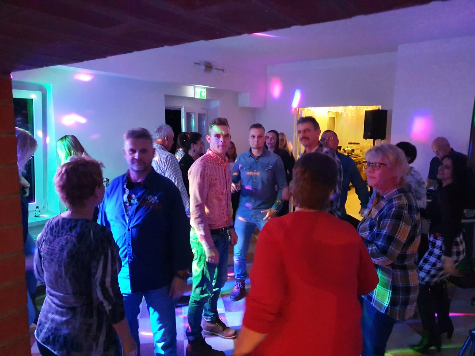 Tanz und gutes Essen zur Weihnachtsfeier