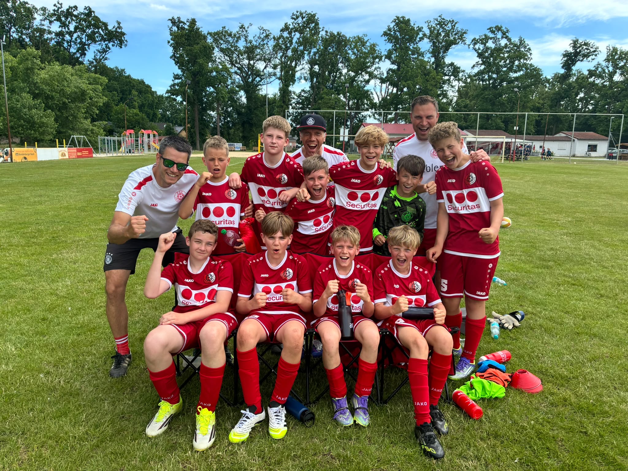 Derbysieg, Tabellenführung und Meisterschaftsrennen – Jugendteams im Saisonendspurt